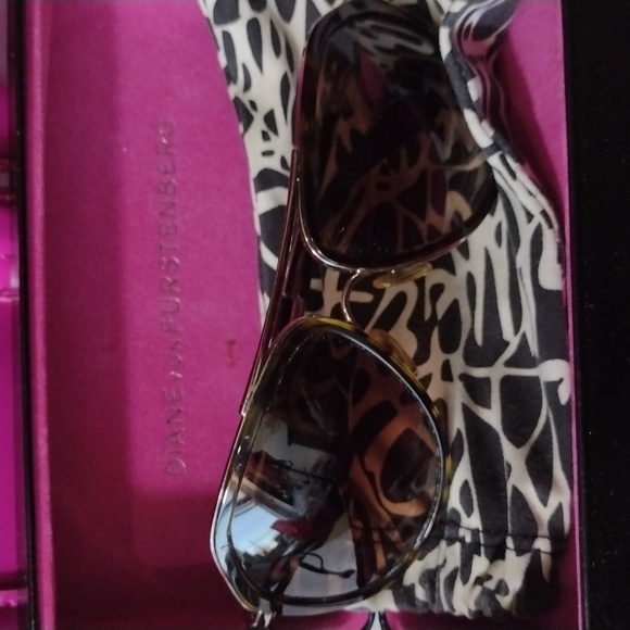 DVF Diane von Furstenberg Stunning Vintage Tortoiseshell Sunglasses with Case - Picture 13 of 14